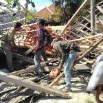 Warga gotong royong membersihkan puing runtuhan rumah. foto: BANGSAONLINE