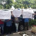 Para pendemo saat menggelar aksi di depan kantor PBNU, Jakarta Pusat.