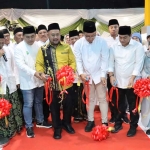 Bupati Fandi Akhmad Yani dan Wabup Asluchul Alif memotong pita pada grand opening RSGS. Foto: Ist.