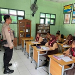 Aiptu Adin saat memberikan edukasi kepada siswa-siswi SDN 1 Kedungsumur, Sidoarjo. Foto: Ist.