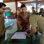 Sekdakab Pamekasan Ir. Totok Hartono dan Plt. Kadinkes dr. Farid Anwar menandatangani kesepatakan penurunan stunting.