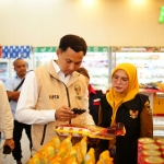Kasat Reskrim Polres Kediri Kota AKP Cipto Dwi Leksana dan Kabid Perdagangan Disperdagin Kota Kediri, Rice Oriza Nusivera saat mengecek kondisi beras premium di salah satu swalayan. (Ist)
