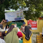 Warga Desa Gondang, Kecamatan Plosoklaten, Kabupaten Kediri, saat menyerbu operasi pasar murah di halaman kantor pemerintah desa setempat. Foto: Ist