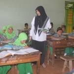 BUTUH PERHATIAN: Siswa-siswi MI Al Hidayah belajar di ruang ala kadarnya. foto: suwandi/ BANGSAONLINE
