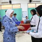 Bupati Haryanti saat menyerahkan SK CPNS kepada perwakilan bidan.