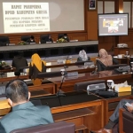 DPRD Gresik menggelar paripurna PU Fraksi terhadap raperda prakarsa eksekutif. foto: SYUHUD/ BANGSAONLINE.com