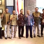 Rektor Unej, Moh. Hasan foto bersama pengurus PWI Jatim, PWI Jember, dan Staf Humas Unej usai penandatanganan MoU, Selasa (18/12/2019).