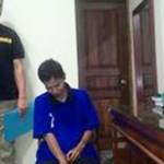 Suwarti alias M Efendi Saputra terunduk di kantor polisi setelah diamankan.