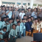 Para perwira polisi dari Mabes Polri dan Polda Jatim foto bersama dengan Dr. KH. Asep Saifuddin Chalim, MA dan para santri PP Amanatul Ummah Pacet Mojokerto Jawa Timur, Kamis (1/8/2019). foto: BANGSAONLINE.com