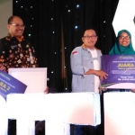 Dania Wijayanti dan Rizqina Faizana, dua siswi MTsN 1 Kota Malang saat menerima piagam dan uang pembinaan usai menjuarai Inotek 2019 di Hotel Savana Malang, Kamis (29/08).