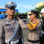 Wakapolres Tuban, Kompol Ahmad Robial, saat mengecek kesiapan anggota dalam Apel Gelar Pasukan Operasi Keselamatan Semeru 2026.