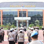 Kapolres Gresik, AKBP Ramadhan Nasution, memimpin apel pagi jam pimpinan perdana. Foto: Ist