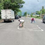 Aksi Forum Bikers Tuban menandai jalan yang rusak menggunakan cat.