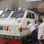 Pemecahan kendi oleh VP Daop 7 Madiun, Suharjono, sebagai tanda dilaunchingnya KA Madiun Jaya.