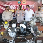 Kapolsek Balung Iptu Sunarto saat merilis kedua pelaku berikut barang bukti berupa pretelan-pretelan bagian sepeda motor.