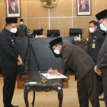 Disaksikan Bupati Ahmad Muhdlor, Ketua DPRD Sidoarjo Usman menandatangani pengesahan Perda RPJMD 2021-2026, Sabtu (24/7/2021). foto: istimewa