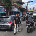 Komunitas motor Squad Choxonut saat melakukan penggalangan dana salah satu traffic light di Kota Madiun. 