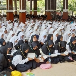 SERENTAK: Ribuan siswa SMP se-Sidoarjo membaca Alquran dan khatam sebanyak 114 kali, di Pendopo Delta Wibawa, Sabtu (26/10). foto: MUSTAIN/ BANGSAONLINE