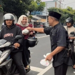 Koordinator Sekber LIPAN RI Wilayah Malang Raya, Aries Pratomo, saat tengah membagikan takjil gratis kepada pengendara yang melintas. 