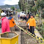 Petugas saat meninjau dampak longsor di Kota Batu.