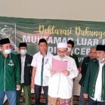 KH. Encep Subandi dan para kader PKB Provinsi Banten saat membacakan deklarasi mendukung MLB PKB, Selasa (11/5/2021). foto: ist.