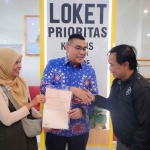 Wamen ATR/BPN, Ossy Dermawan saat mensosialisasikan langsung kepada warga terkait keunggulan sertifikat elektronik. (Ist)