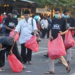 Relawan Kita Rilis saat membersihkan sampah usai pendaftaran Paslon Sugiri Sancoko-Lisdyarita, Jumat (4/9/2020).