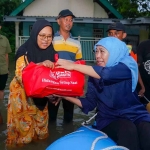 Khofifah saat memberi bantuan untuk warga terdampak banjir di Jombang.