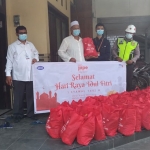 Manajemen PT. BKMS  ketika menyerahkan bantuan kepada masyarakat Kecamatan Manyar. foto: ist.