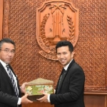 Wagub Jatim, Emil Dardak menerima Ketua Menteri Melaka Malaysia Adly bin Zahari di Gedung Negara Grahadi Surabaya, Jumat (18/10). foto: ist