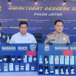 Konferensi pers terkait kasus penipuan jual beli mobil daring di Mapolda Jatim.