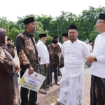 Bupati Gresik Fandi Akhmad Yani dan Wabup Asluchul Alif berbincang dengan pembina MTQ KH Saiful Munir usai penyerahan reward. FOTO: ist.