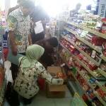 Tim dari Disperindag Sumenep saat melakukan razia di sebuah mini market. Foto:ida okvinita/BANGSAONLINE