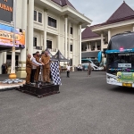 Bupati Lindra bersama wakil bupati dan jajaran forkompimda saat memberangkatkan jemaah haji Kabupaten Tuban dari halaman Kantor Pemkab Tuban. 