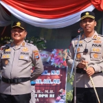 Argo Wiyono dan Dwi Sumrahadi Rakhmanto saat serah terima jabatan Kapolres Ngawi.