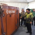 IKON TANGGULANGIN: Bupati Sidoarjo H Saiful Ilah meluncurkan tas raksasa di sela penutupan Tanggulangin Fair 2016, Jumat (9/12). foto: mustain/ bangsaonline