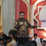 Bupati Kediri, Hanindhito Himawan Pramana, saat memberi motivasi ke siswa SMA Dharma Wanita 1 Pare Boarding School. Foto: Ist