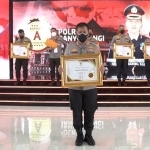 Kapolresta Sidoarjo, Kombes Pol Kusumo Wahyu Bintoro, saat menerima penghargaan dari Kemenpan RB.