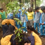 Pj Wali Kota Zanariah saat ikut menanan pohon di Sumber Cakarwesi, di Kelurahan Tosaren, Kecamatan Pesantren.