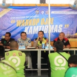 Kasatlantas Polres Gresik, AKP Nur Arifin (dua dari kanan), memberikan arahan kepada para driver ojol agar tertib berlalu lintas dan menaati aturan. Foto: Ist