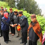 Gubernur Jawa Timur, Khofifah Indar Parawansa, saat bersama suku Tengger di Bromo.