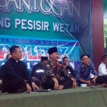 Ketua Lesbumi Taufiq didampingi Rahman Mulyadi Wakil Ketua PCNU saat menjadi narasumber diskusi budaya. foto: GANDA/ BANGSAONLINE