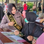 Petugas pendamping yang bertugas di Samsat Sidoarjo saat memberikan arahan kepada warga yang sedang mengurus pajak kendaraan.