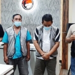 Kedua pengecer sabu sedang diapit anggota Saresnarkoba Polrestabes Surabaya, usai berhasil diringkus di Jember.