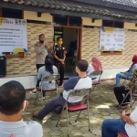 Kapolres Probolinggo Kota AKBP Ambaryadi Wijaya saat memberikan edukasi kepada para warga, Senin (1/6).