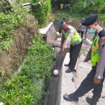 Petugas menunjukkan lokasi terjatuhnya korban.