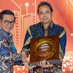 Gubernur Jakarta, Pramono Anung, saat menyerahkan penghargaan ke Direktur Utama Bank Jakarta, Agus H. Widodo.