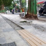 Proyek renovasi trotoar di sepanjang jalan Basuki Rahmat yang belum rampung.