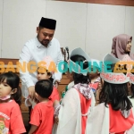 Bupati Gresik, Fandi Akhmad Yani, saat menemui kunjungan TK Muslimat NU 29 Mahkota. Foto: SYUHUD/BANGSAONLINE
