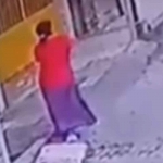 Tangkapan layar rekaman CCTV setelah Masirah membuang sampah di jalan yang berdekatan dengan rumah Wiwik.